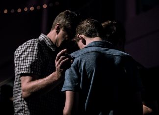 Kegerakan Doa Bertumbuh di Amerika Seiring Rasisme Kulit Hitam dan Kulit Putih