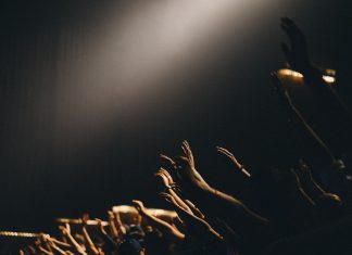 Ingin Hillsong Dipimpin oleh Pemimpin yang Lebih Muda, Brian Houston Mundur Sebagai Pemimpin Hillsong Global