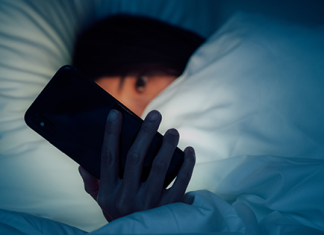 Bahaya Meletakkan Ponsel di Dekat Kepala Saat Tidur, Ini Loh Faktanya